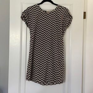 Chevron dress with belt / tie